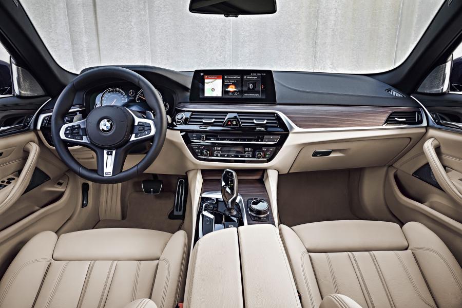 Торпедо BMW 530d xDrive Touring M Sport 2017 года  (WW) (фото 60 из 78)
